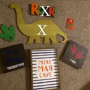 5 piece dinosaur decor set